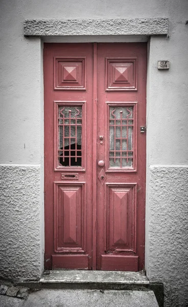 Puerta de madera roja vieja con ventana y rejilla. Tonificado — Foto de Stock