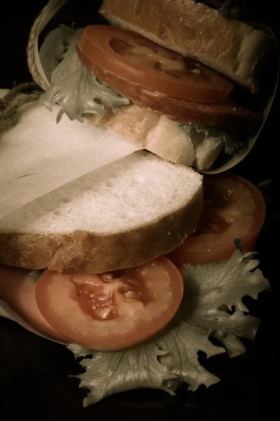 Ficelle baguée sandwich sur une planche en bois texturée. tonique — Photo