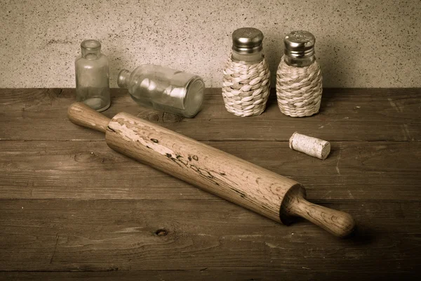 Salz, Pfeffer, Nudelholz, alte Flaschen und Korken auf dem alten Holz — Stockfoto