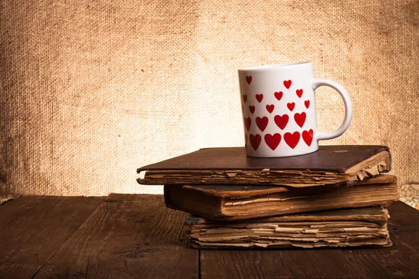 Eski kitaplar ve birçok kupa kupa eski ahşap ta resimde