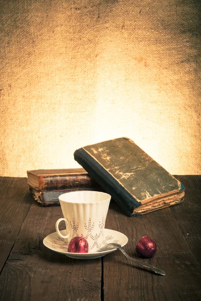 Tasse de café, shokolad et pile de vieux livres sur le vieux bois — Photo