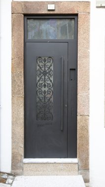 Taş duvar desenleriyle metal kapı