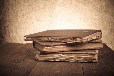 Eski eski ahşap masa kitap yığını. Tonda