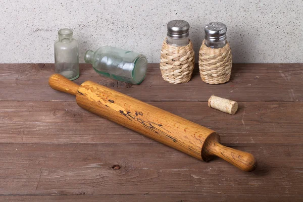 Salt, peppar, brödkavel, gamla flaskor och kork på den gamla woode — Stockfoto