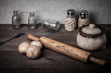 Soğan, tuz, biber, oklava, eski şişeleri ve üzerinde ol çatal