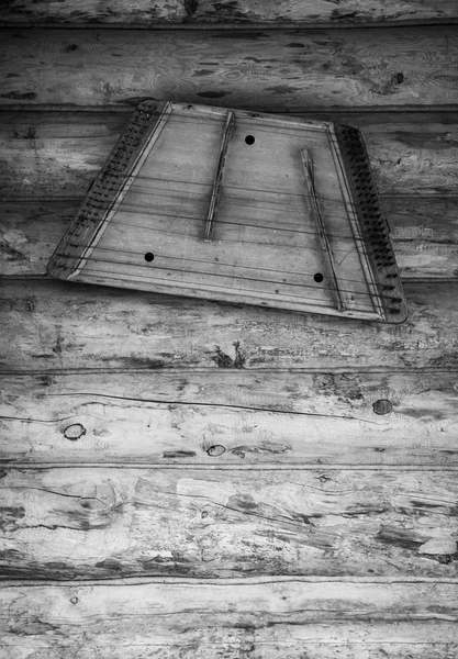 Instrumento musical antigo gusli no chão de madeira. Tonificado — Fotografia de Stock