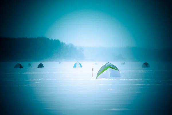 Tents on the snow-covered field near the forest — Stock Photo, Image