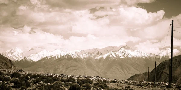 Mountains and clouds on Pamir. Spring. Tajikistan. Toned — Stock Photo, Image