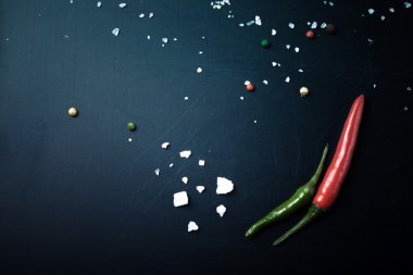 Deniz tuzu ve renkli biber ile sıcak biber kırmızı ve yeşil biber