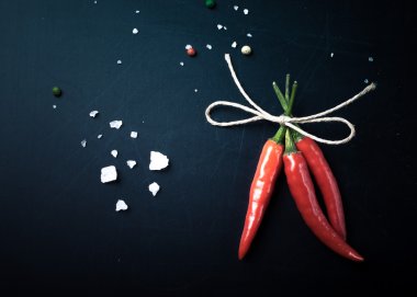 Üç kırmızı biber biber sicim ile deniz tuzu ve co tarafından ilgili sıcak