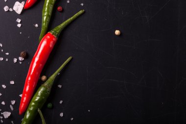 Deniz tuzu ve renkli biber ile sıcak biber kırmızı ve yeşil biber