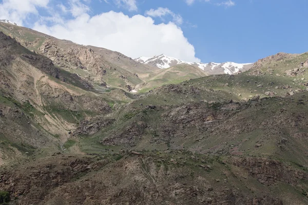 Bergen en wolken. Lente. Tadzjikistan — Stockfoto