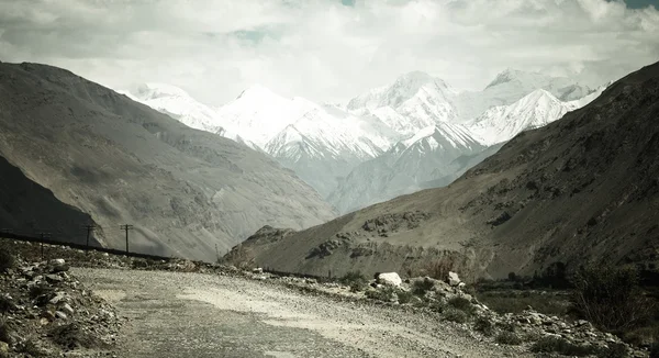 Bergen en wolken op Pamir. Lente. Tadzjikistan. Afgezwakt — Stockfoto