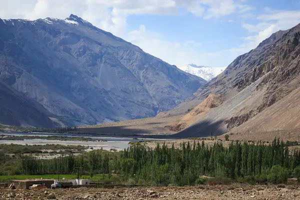 La vallée au pied des montagnes sur Pamir. Le printemps. M. Tajiki — Photo