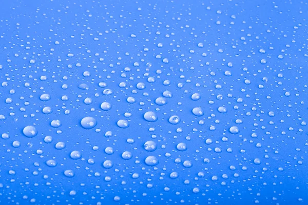 Gotas de agua en el fondo de color —  Fotos de Stock