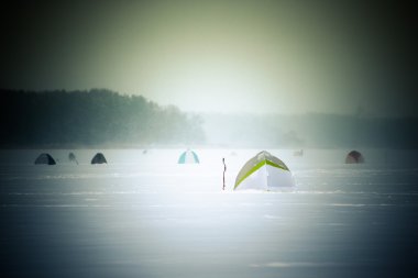 Karla kaplı alanda ormanın yakınında çadır