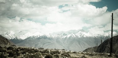 Dağlar ve bulutların üstünde Pamir. Bahar. Tacikistan. Tonda