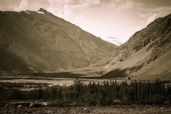 La valle ai piedi delle montagne sul Pamir. Primavera. Tagiki — Foto Stock