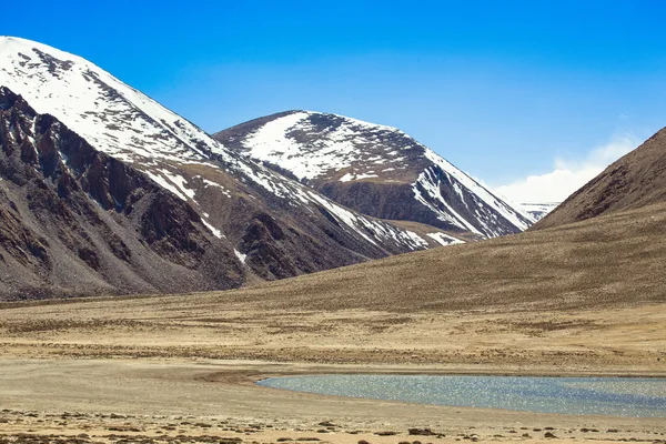 The valley at the foot of the mountains on Pamir. Spring. Tajiki — Stock Photo, Image