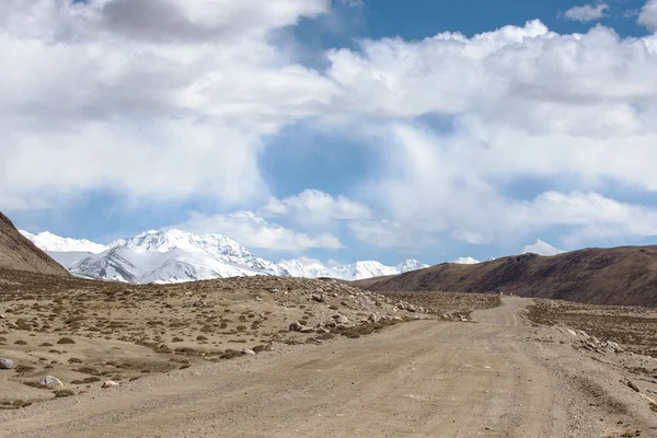 Tadżykistan. Pamir highway. Droga do chmury — Zdjęcie stockowe