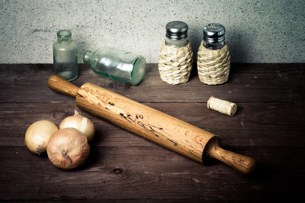 Cebula, sól, pieprz, wałkiem, starych butelek i korek na ol — Zdjęcie stockowe