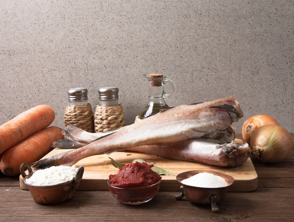 Bodegón con pescado, verduras y especias en una tabla de madera —  Fotos de Stock