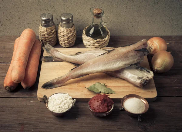 Stillleben mit Fisch, Gemüse und Gewürzen auf einem Holzbrett. Nein. — Stockfoto