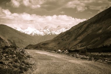 Tacikistan. Pamir karayolu. Bulutlar giden yol. Tonda