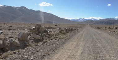 Tacikistan. Pamir karayolu. Bulutlar giden yol