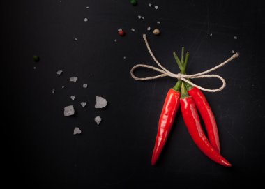 Üç kırmızı biber biber sicim ile deniz tuzu ve co tarafından ilgili sıcak