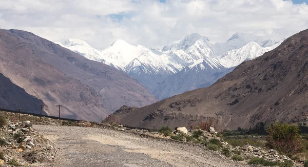 Góry i chmury na Pamir. Wiosną. Tadżykistan — Zdjęcie stockowe