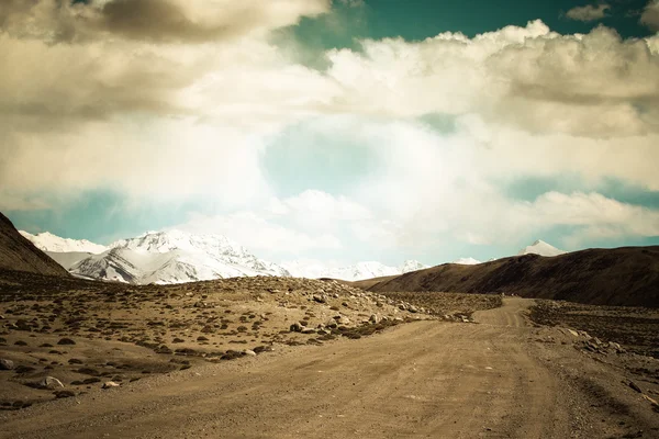 Tajikistan. Pamir highway. Road to the clouds. Toned — Stock Photo, Image