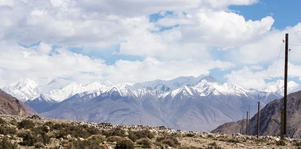 Góry i chmury na Pamir. Wiosną. Tadżykistan — Zdjęcie stockowe
