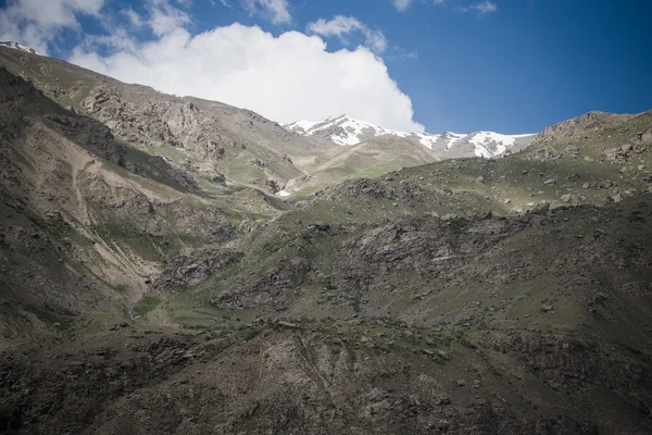 Montagnes et nuages. Le printemps. Tadjikistan. tonique — Photo