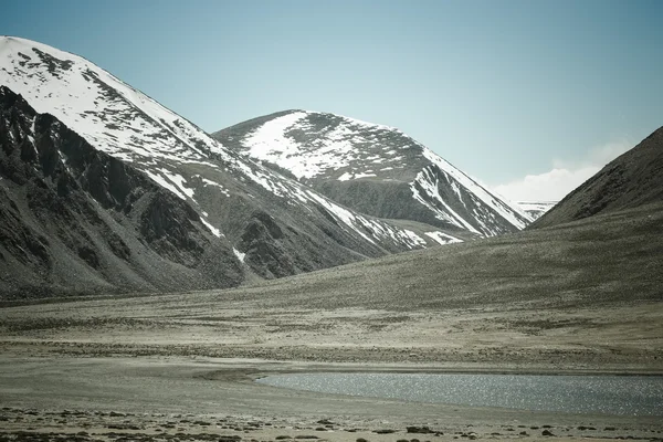 O vale no sopé das montanhas em Pamir. Primavera. Tajiki. — Fotografia de Stock