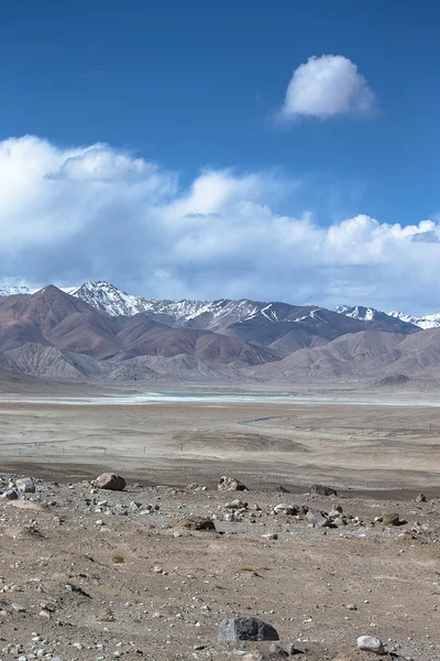 La valle ai piedi delle montagne sul Pamir. Primavera. Tagiki — Foto Stock