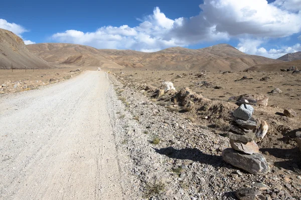 Tacikistan. Pamir karayolu. Bulutlar giden yol — Stok fotoğraf