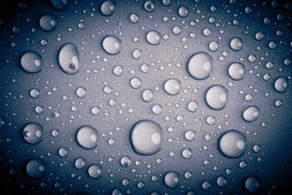 Gotas de agua en el fondo de color — Foto de Stock