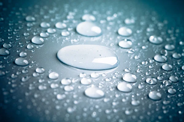 Gotas de agua en el fondo de color — Foto de Stock