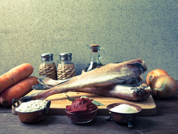 Ainda vida com peixe, verduras e temperos em uma tábua de madeira. T — Fotografia de Stock