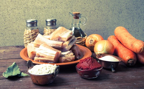 Trozos de pescado fresco en un plato, verduras, harina, tomate pasado — Foto de Stock