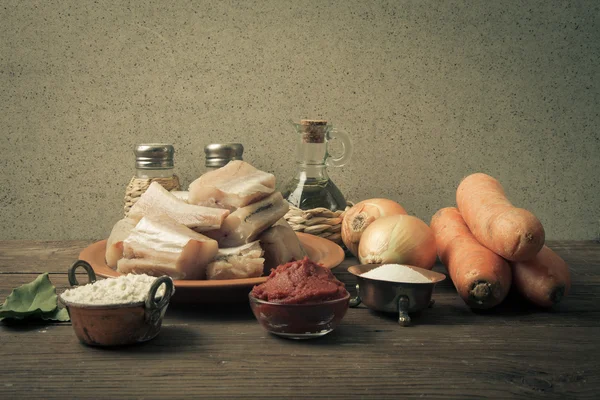 Stücke von frischem Fisch auf einem Teller, Gemüse, Mehl, Tomaten vorbei — Stockfoto