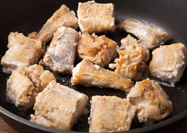 Некоторые куски жареной рыбы филе в сковородке — стоковое фото