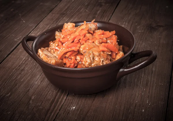 Peixe marinado com cenouras em uma tigela de cerâmica marrom no velho woode — Fotografia de Stock