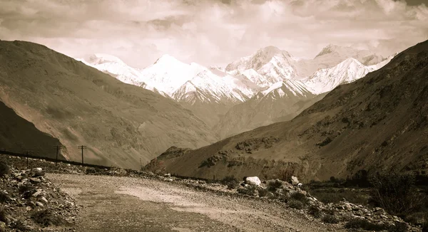 Berge und Wolken auf dem Pamir. Frühling. Tadschikistan. gemildert — Stockfoto