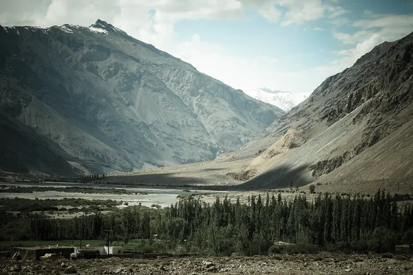 The valley at the foot of the mountains on Pamir. Spring. Tajiki — Stock Photo, Image