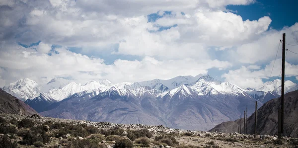Góry i chmury na Pamir. Wiosną. Tadżykistan. Stonowanych — Zdjęcie stockowe