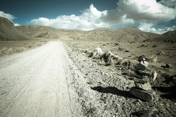 Tacikistan. Pamir karayolu. Bulutlar giden yol. Tonda