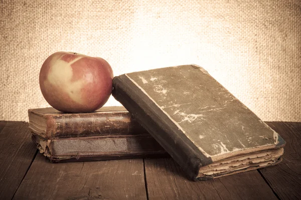 Νεκρή φύση με μήλο και μια στοίβα των παλαιών βιβλίων παλιά ξύλινα καρτέλας — Φωτογραφία Αρχείου