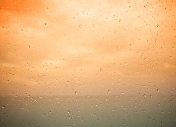 Meerblick durch die Regentropfen am Fenster. gemildert — Stockfoto